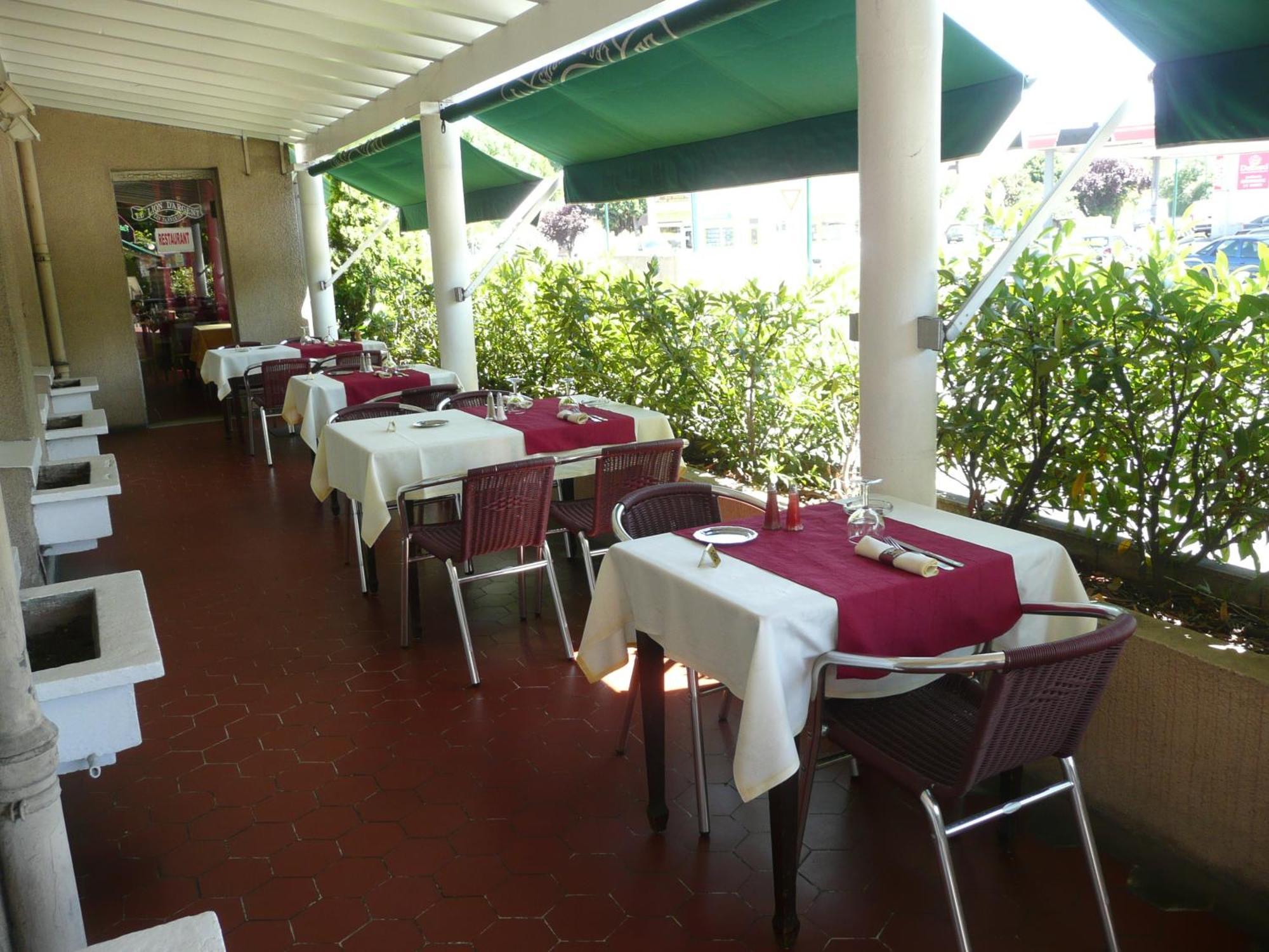 Logis Hotel Restaurant Du Lion D'Argent Et Des Tanneries 라샤트르 외부 사진